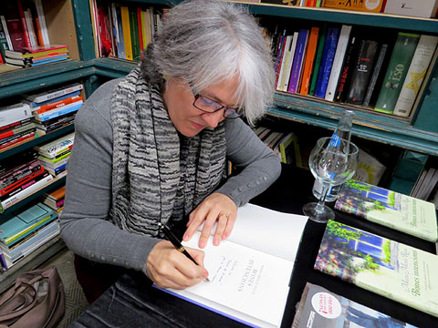 Maria Merc&egrave; Roca signant exemplars del seus llibres