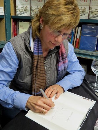 N&uacute;ria Esponell&agrave; signant llibres al final de l'esdeveniment