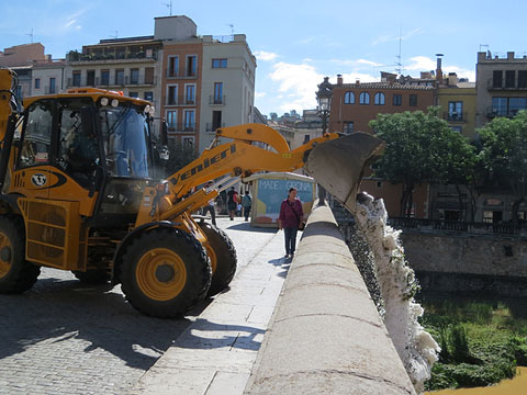 La pedra recollida es va abocar a la llera de l'Onyar des del pont de Pedra i des de la pla&ccedil;a Catalunya