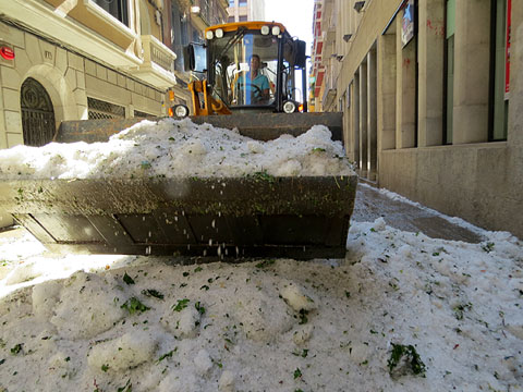 Eliminaci&oacute; de la pedra acumulada al carrer Nou