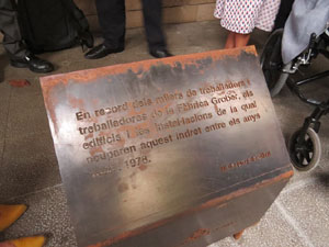 Descobriment d'una placa en record de les persones treballadores de la f&agrave;rica Grober de Girona