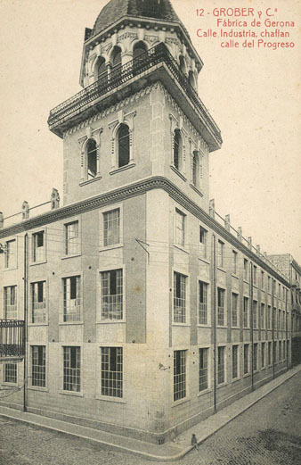 Fa&ccedil;ana de la f&agrave;brica Grober a l'encreuament dels carrers Crist&ograve;fol Grober i Nou. 1910-1920
