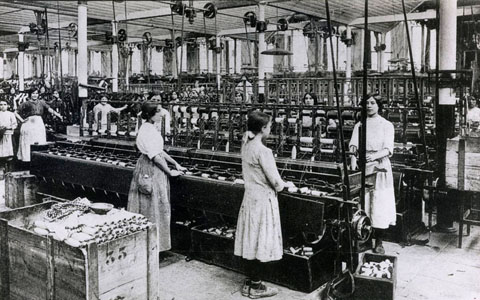 Treballadores davant les m&agrave;quines de debanament. 1910-1920