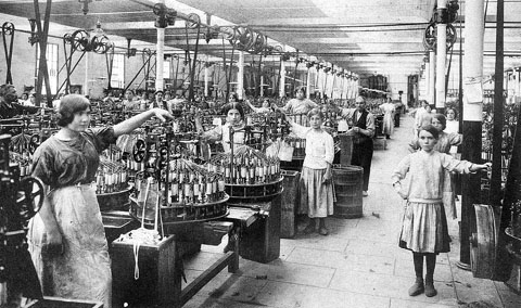 Treballadors i treballadores de la secci&oacute; de debanat i acoblat de fil. 1920-1930