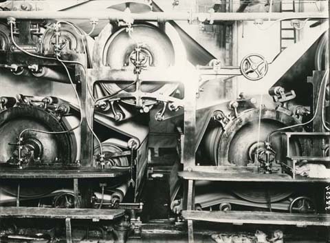Una calandra de la f&agrave;brica de paper continu La Gerundense. 1922