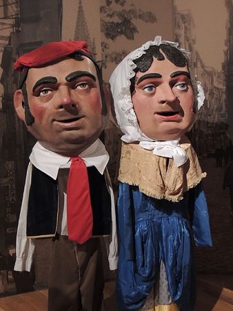 A l'esquerra, el Merdisser, capgr&ograve;s que representa els pagesos de les hortes del Mercadal