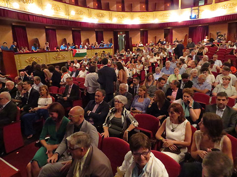 El Teatre Municipal, abans d'iniciar-se l'acte