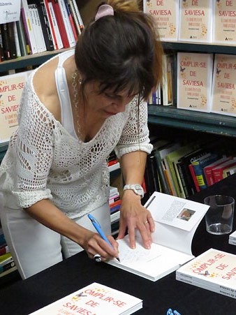 Assumpci&oacute; Salat signant exemplars dels seu llibre al final de la presentaci&oacute;