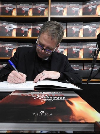 Abraham Simon signant exemplars del seu llibre