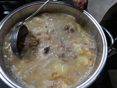La sopa dels pobres de Verges servida al final de la presentaci&oacute;