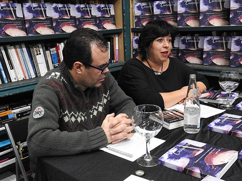 Judit Pujad&oacute; i el llibreter Xavier Del&ograve;s durant la presentaci&oacute;
