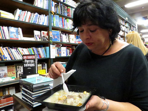 Tastet de sopa dels pobres de Verges servida al final de la presentaci&oacute;