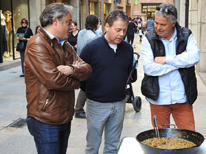 Presentaci&oacute; 'Un any a la cuina' d'Enric Herce a la Llibreria Geli de Girona, amb Salvador Garcia-Arb&oacute;s i una cassola d'Abraham Simon