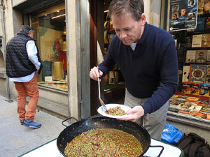 Presentaci&oacute; 'Un any a la cuina' d'Enric Herce a la Llibreria Geli de Girona, amb Salvador Garcia-Arb&oacute;s i una cassola d'Abraham Simon