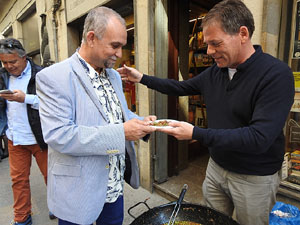 Presentaci&oacute; 'Un any a la cuina' d'Enric Herce a la Llibreria Geli de Girona, amb Salvador Garcia-Arb&oacute;s i una cassola d'Abraham Simon