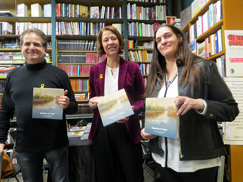 Josep Burset, Marta Madrenas i Dolors Vilamitjana, amb el llibre, a l'inici de la presentaci&oacute;