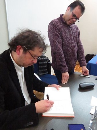 Xavier Del&ograve;s i Joan-Llu&iacute;s Llu&iacute;s, durant la signatura de llibres