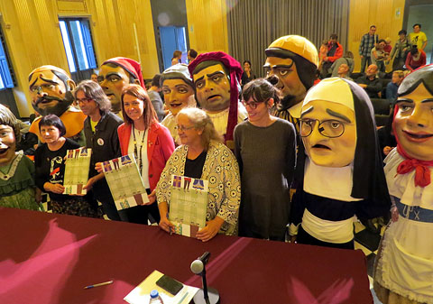 Els participants en la presentaci&oacute;, acompanyats de capgrossos