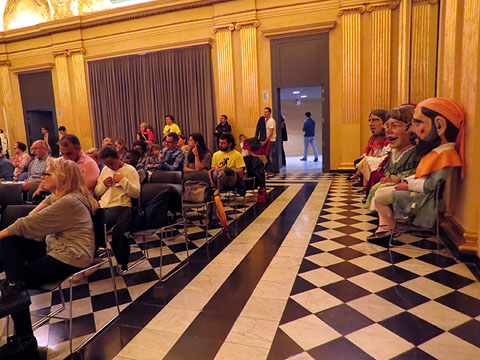 Presentaci&oacute; del llibre al Sal&oacute; de descans del Teatre Municipal
