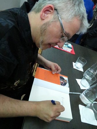 M&agrave;rius Serra signant llibres al final de la presentaci&oacute;