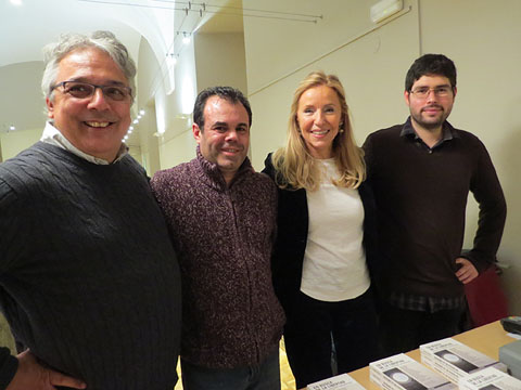 L'editor Agust&iacute; P&agrave;niker i l'autora amb Xavier Del&ograve;s i Aaron S&aacute;nchez de la Llibreria Geli, abans de l'acte