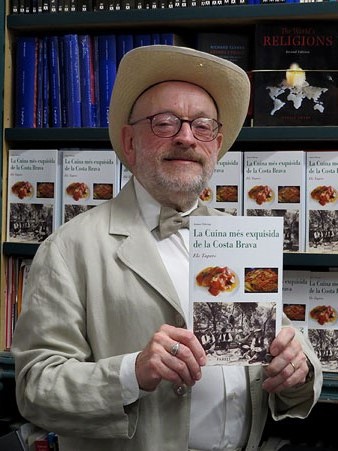 Jaume F&agrave;brega amb el seu llibre