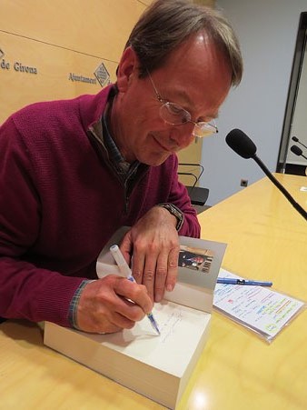 Gerard Bussot signant llibres al final de la presentaci&oacute;