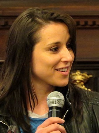 Anna Carb&oacute;, durant la rebuda al Sal&oacute; de Plens de l'Ajuntament
