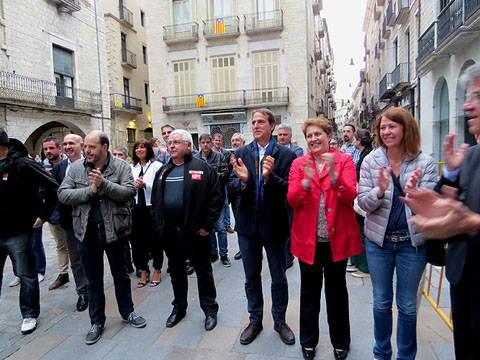 Rebuda de les jugadores a la pla&ccedil;a del Vi