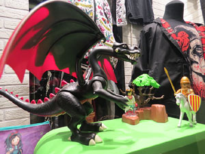 Aparadors decorats amb diorames i figures de Playmobil