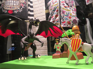 Aparadors decorats amb diorames i figures de Playmobil