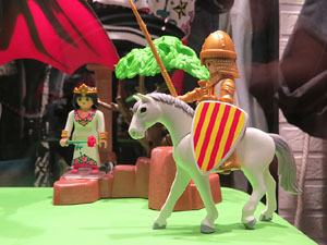 Aparadors decorats amb diorames i figures de Playmobil