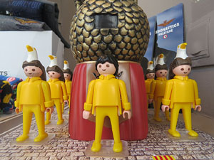 Aparadors decorats amb diorames i figures de Playmobil