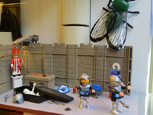 Aparadors decorats amb diorames i figures de Playmobil