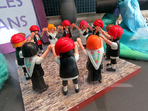 Aparadors decorats amb diorames i figures de Playmobil