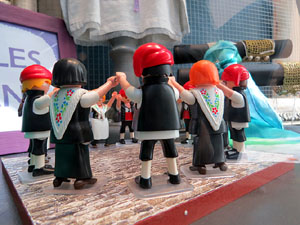 Aparadors decorats amb diorames i figures de Playmobil
