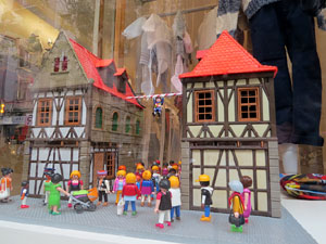 Aparadors decorats amb diorames i figures de Playmobil