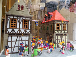 Aparadors decorats amb diorames i figures de Playmobil