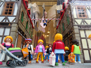 Aparadors decorats amb diorames i figures de Playmobil