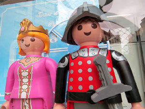 Aparadors decorats amb diorames i figures de Playmobil