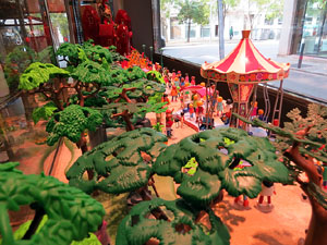 Aparadors decorats amb diorames i figures de Playmobil