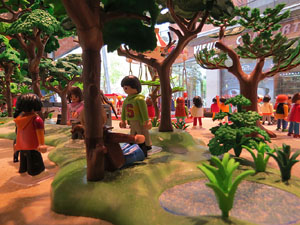 Aparadors decorats amb diorames i figures de Playmobil