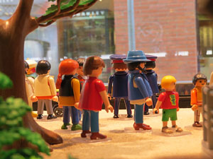 Aparadors decorats amb diorames i figures de Playmobil