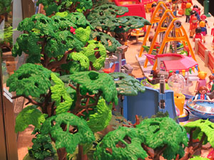 Aparadors decorats amb diorames i figures de Playmobil