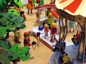 Aparadors decorats amb diorames i figures de Playmobil