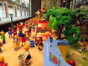 Aparadors decorats amb diorames i figures de Playmobil
