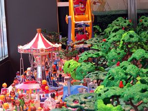 Aparadors decorats amb diorames i figures de Playmobil