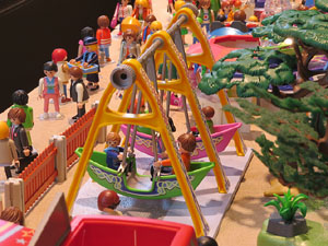 Aparadors decorats amb diorames i figures de Playmobil
