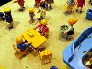 Aparadors decorats amb diorames i figures de Playmobil