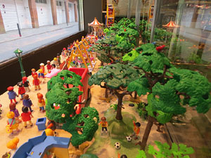 Aparadors decorats amb diorames i figures de Playmobil